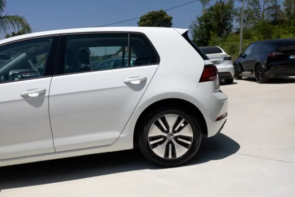 Volkswagen e-Golf Standard 9