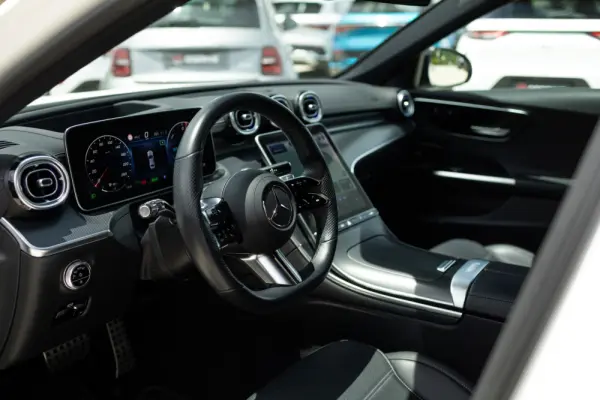 Mercedes-Benz C 300 e AMG Line 12