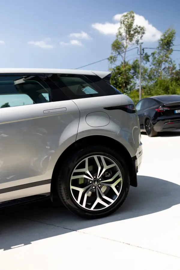 Land Rover Range Rover Evoque P300e R-Dynamic HSE 23