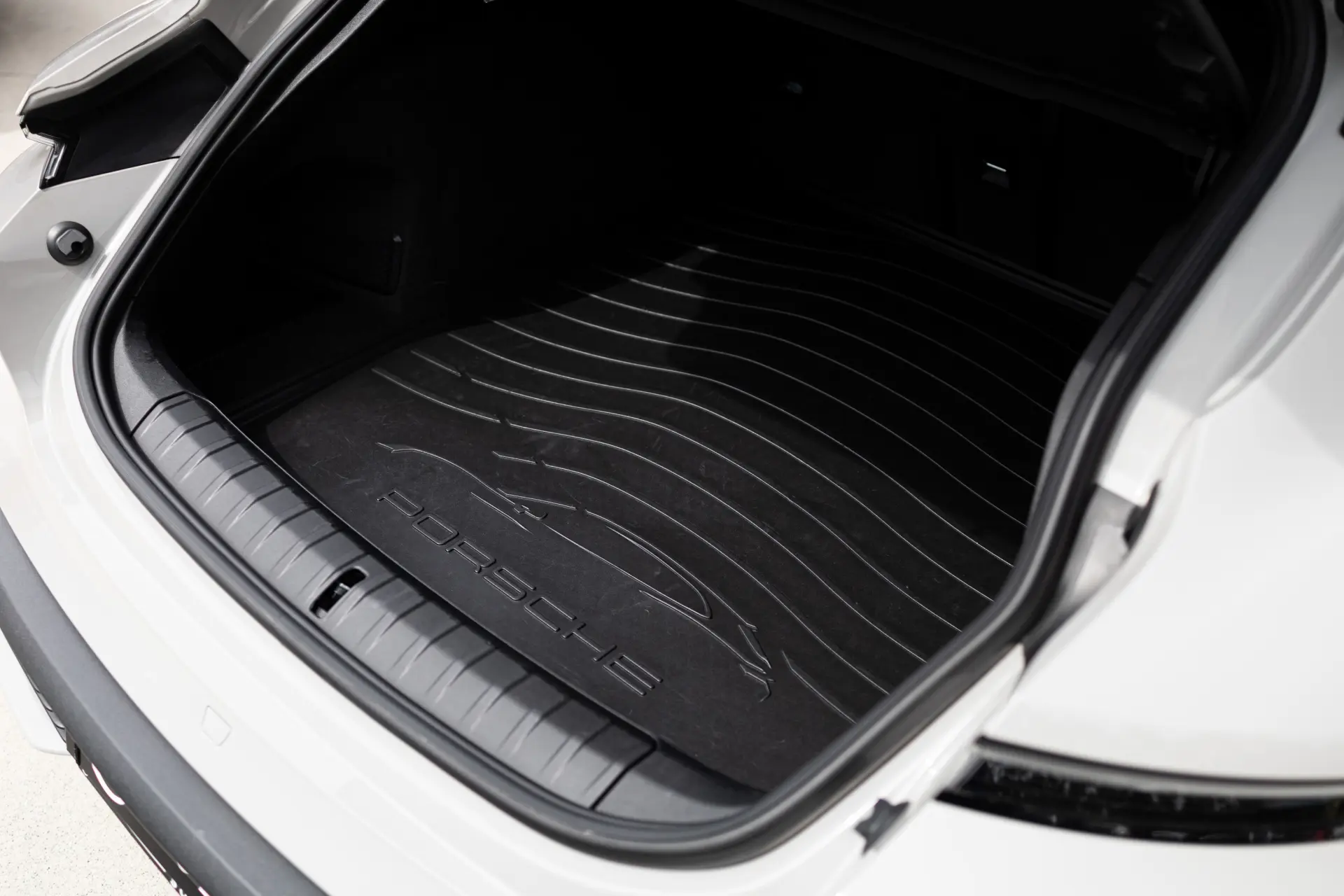 Porsche Taycan Sport Turismo Outro 48