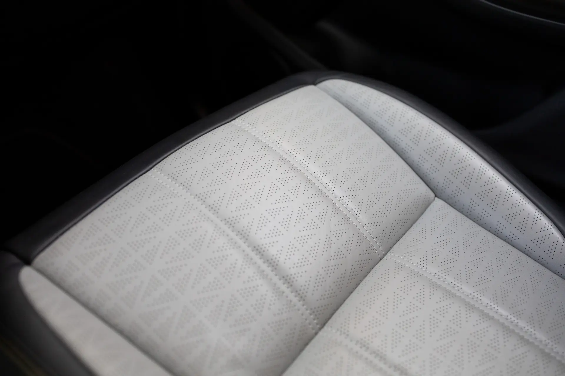 Land Rover Range Rover Evoque P300e R-Dynamic HSE 48