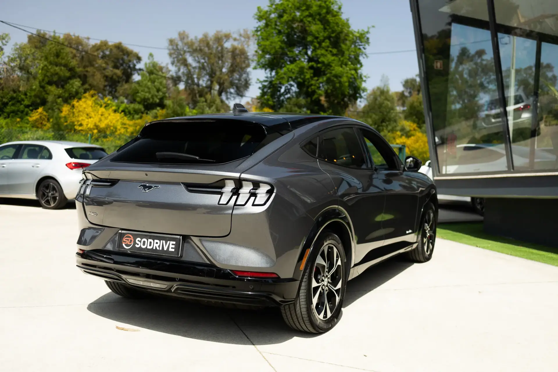 Ford Mustang Mach-E 75.7 kWh Premium AWD 5
