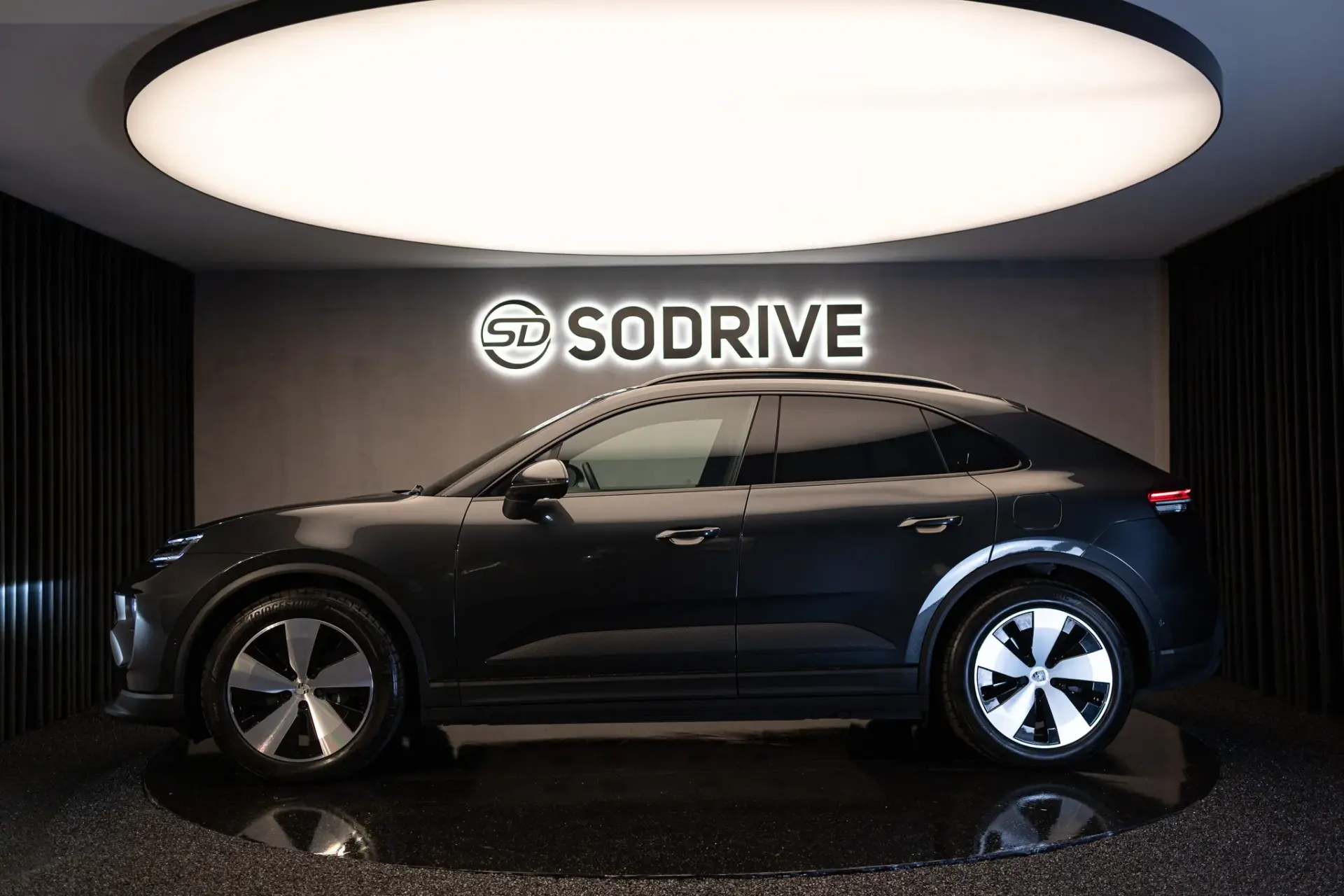 Porsche Macan Electric 4 2