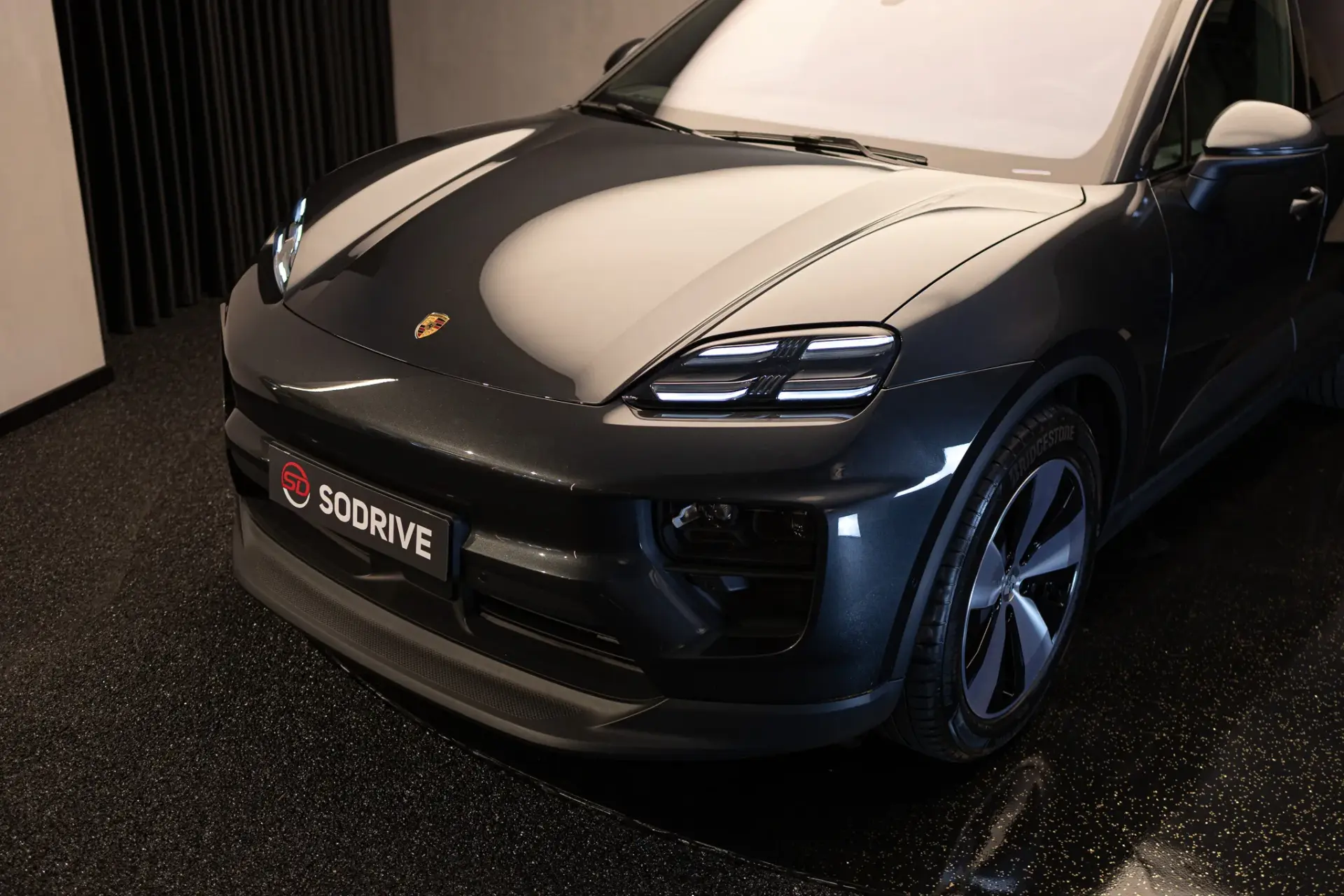 Porsche Macan Electric 4 5