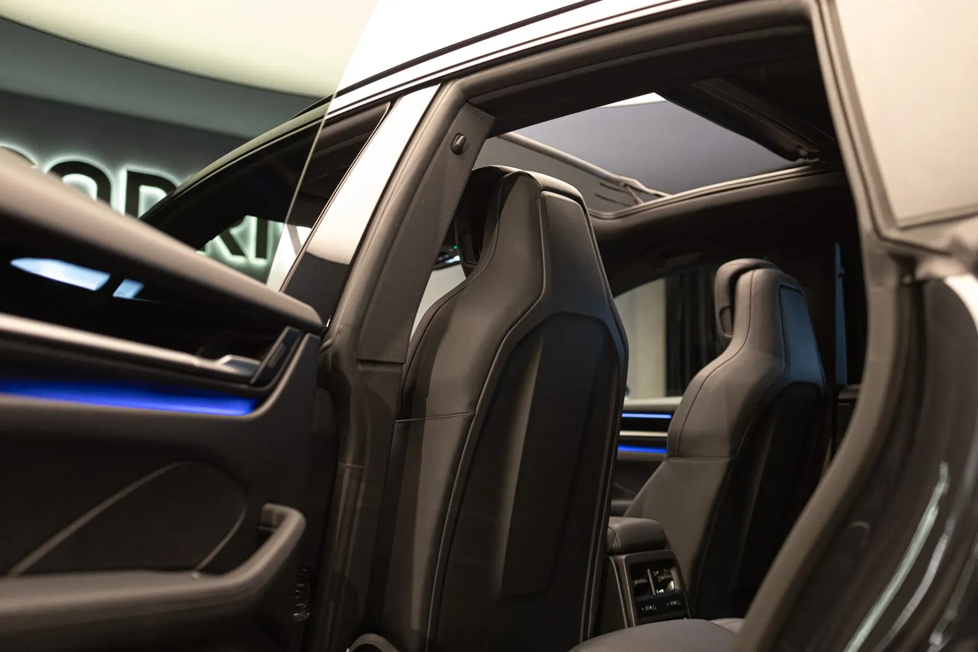 Porsche Macan Electric 4 32