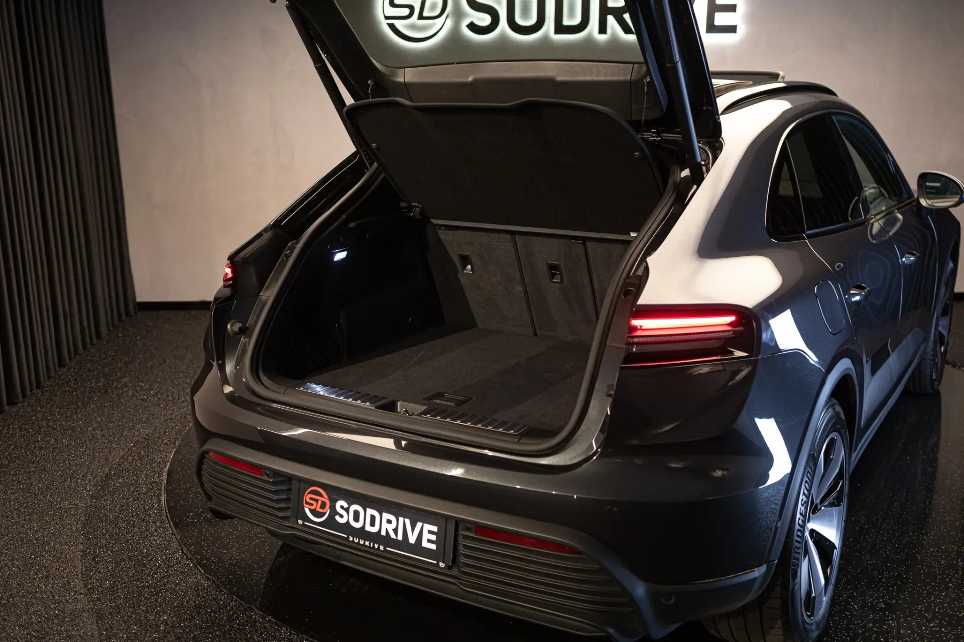 Porsche Macan Electric 4 44