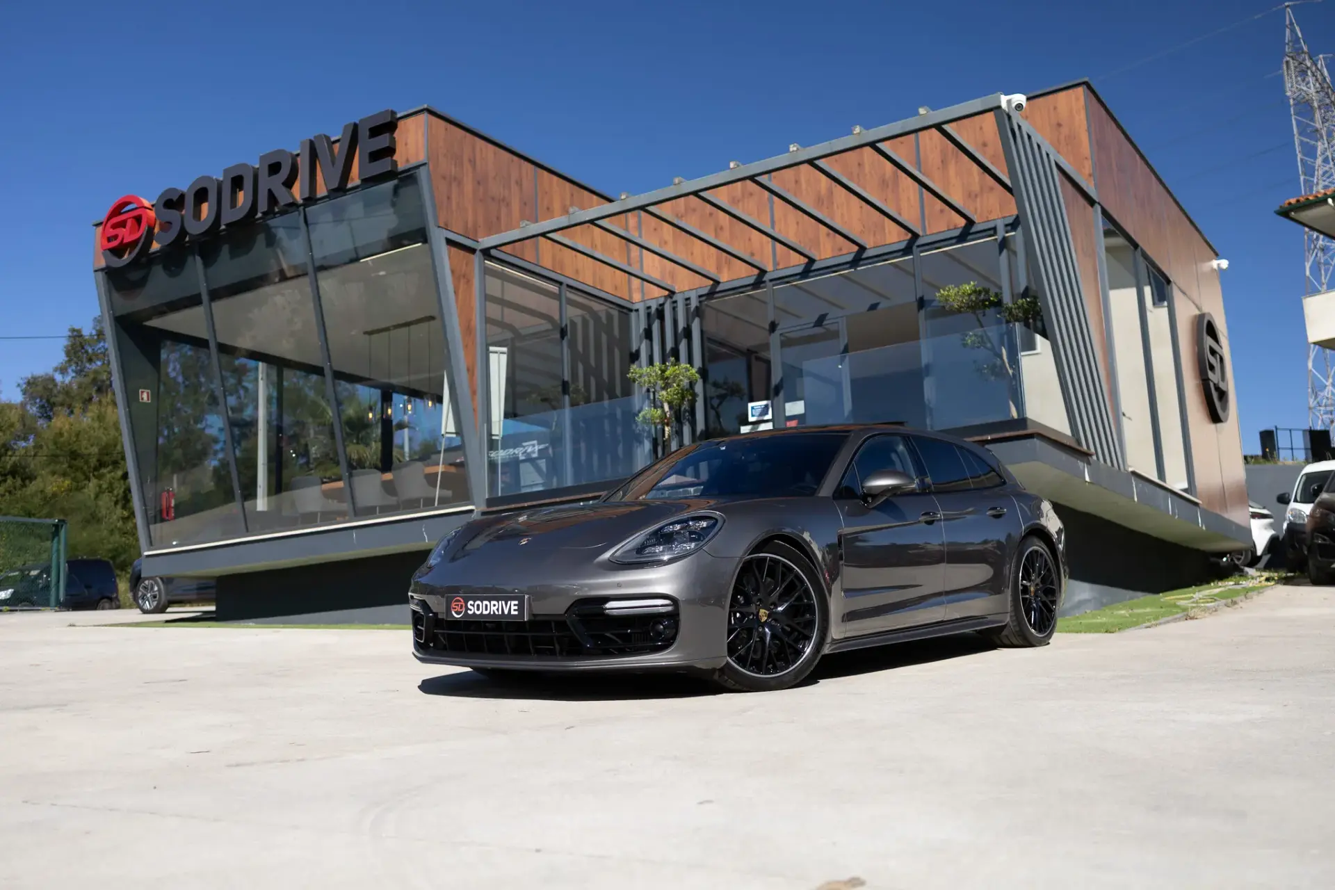 Porsche Panamera Sport Turismo 4 E-Hybrid 1
