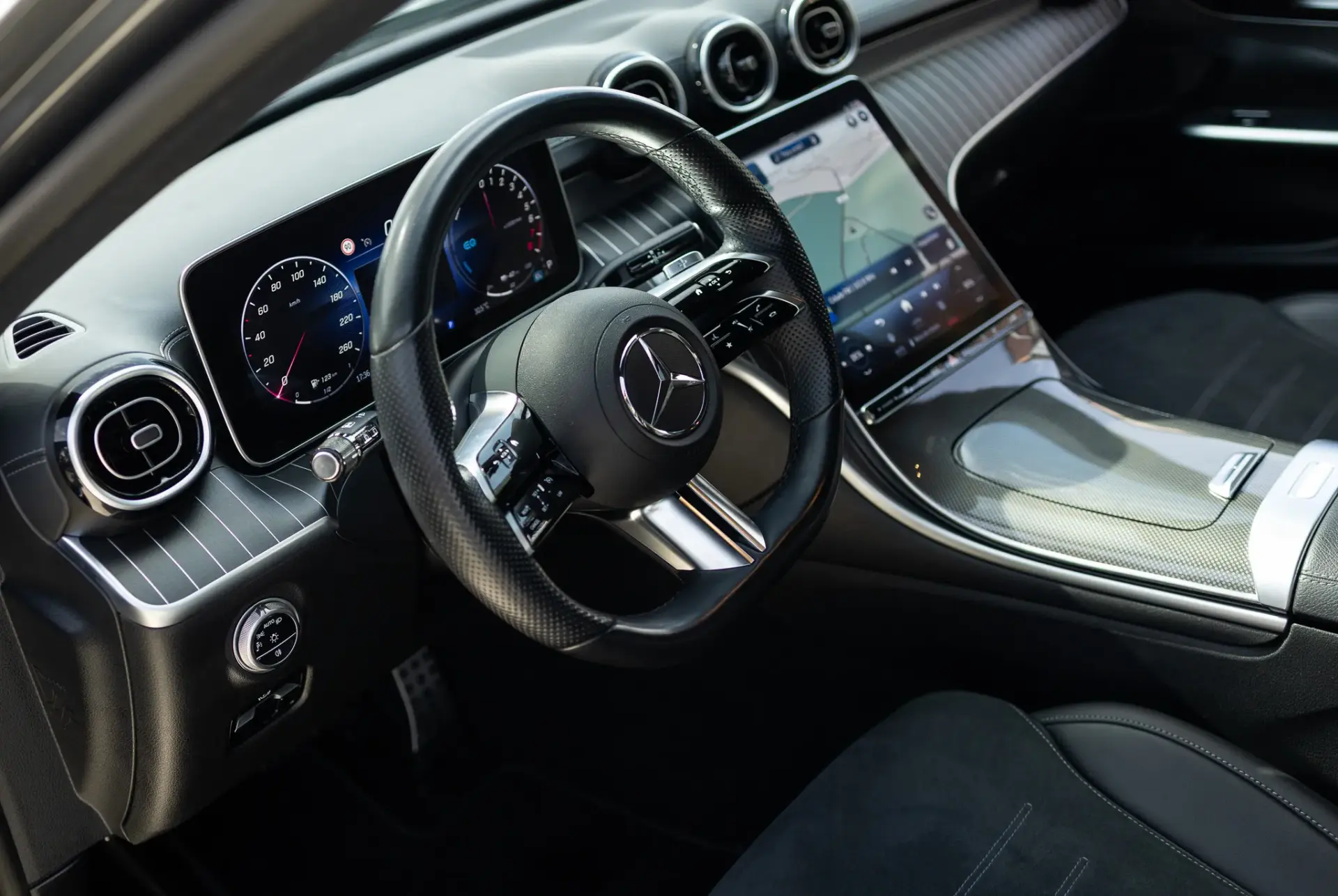 Mercedes-Benz C 300 e T 9G-TRONIC AMG Line 12