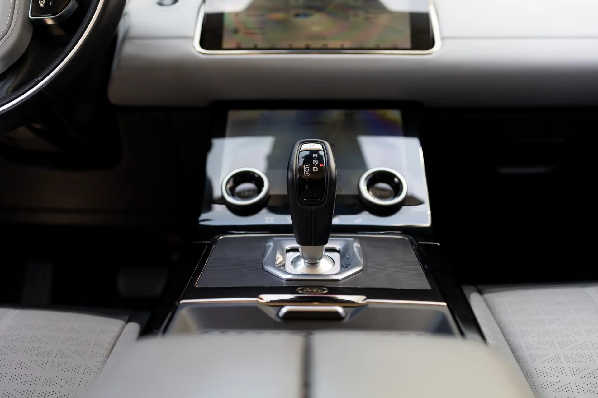 Land Rover Range Rover Evoque P300e R-Dynamic HSE 43