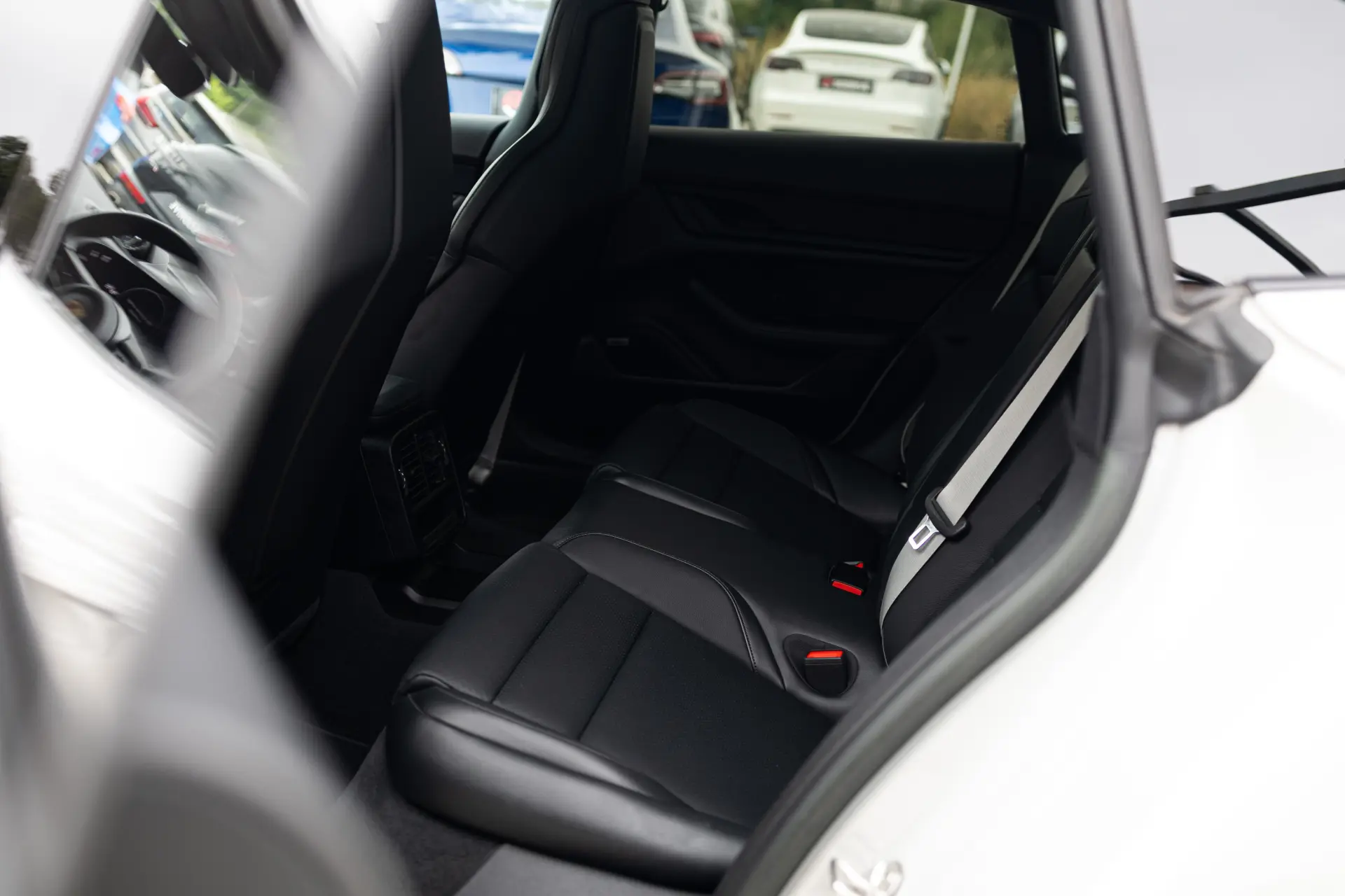 Porsche Taycan Sport Turismo Outro 28