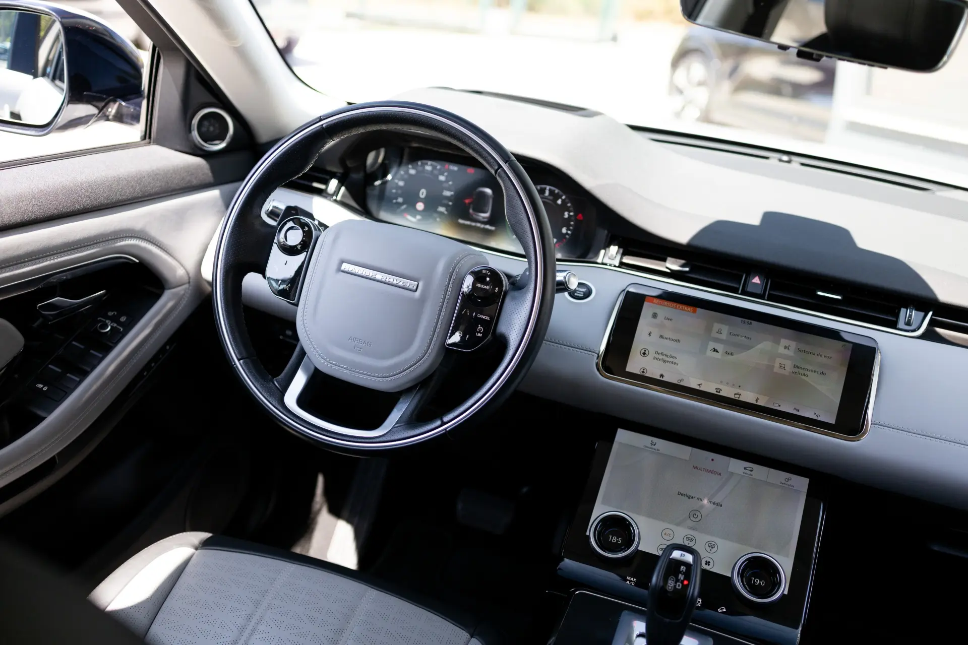 Land Rover Range Rover Evoque P300e R-Dynamic HSE 2