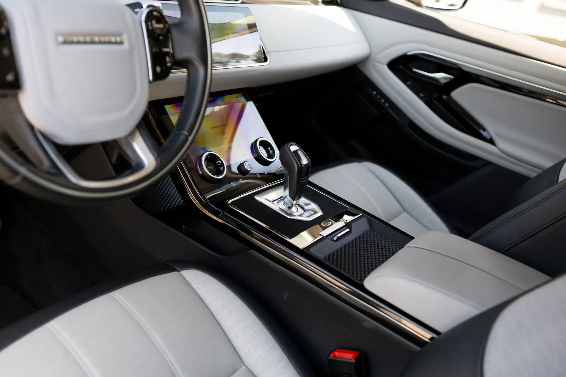 Land Rover Range Rover Evoque P300e R-Dynamic HSE 33