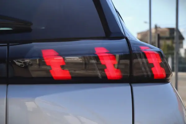 Peugeot 2008 1.5 BlueHDi Allure EAT8 10