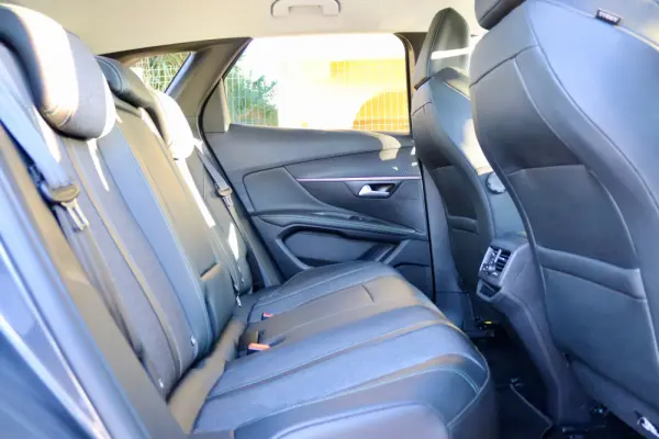 Peugeot 3008 1.6 Hybrid Allure Pack e-EAT8 32