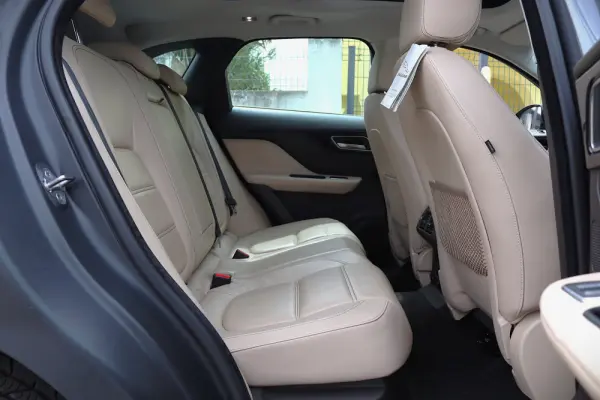 Jaguar F-Pace 20d Aut. Prestige 31