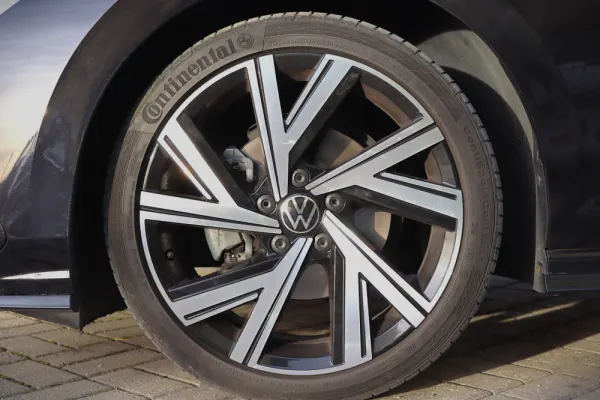 Volkswagen Golf 1.5 eTSI R-Line DSG 11