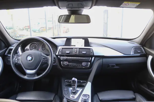 BMW 330 e iPerformance Pack M 4