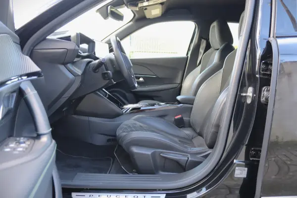 Peugeot e-2008 50 kWh GT 12