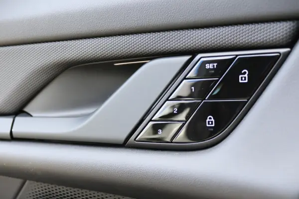 Porsche Taycan 4S 23