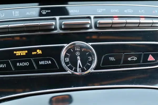 Mercedes-Benz E 220 d AMG Line 13