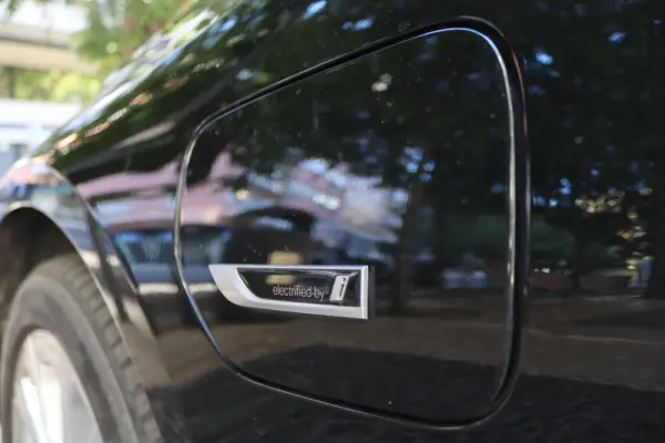 BMW 320 e Corporate Edition Auto 9