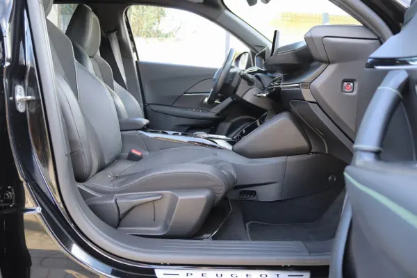 Peugeot e-2008 50 kWh GT 19