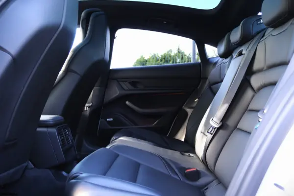 Porsche Taycan 4S 43