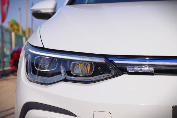 Volkswagen Golf 1.4 TSI GTE+ DSG 11