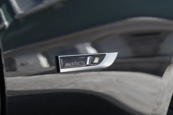 BMW 320 e Corporate Edition Auto 10