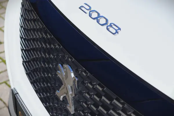 Peugeot 2008 1.5 BlueHDi Allure EAT8 11