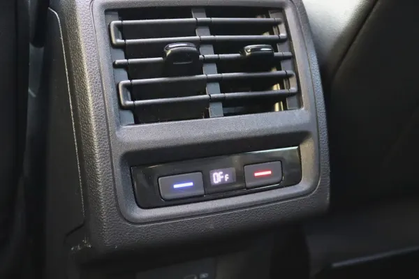 Volkswagen Golf 1.5 eTSI R-Line DSG 30