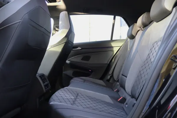 Volkswagen Golf 1.5 eTSI R-Line DSG 29