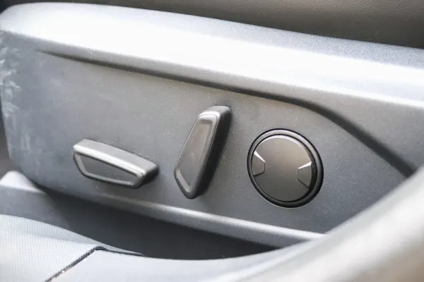 Ford Mustang Mach-E 75.7 kWh Base 22