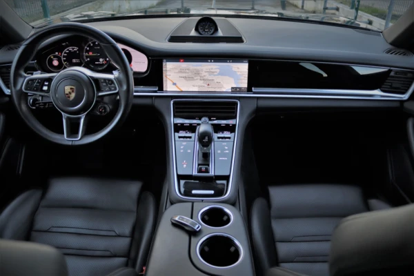Porsche Panamera Sport Turismo 4 E-Hybrid 18