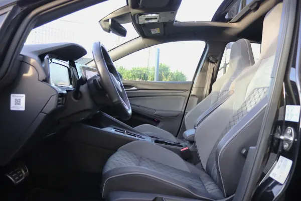 Volkswagen Golf 1.5 eTSI R-Line DSG 17