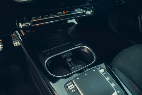 Mercedes-Benz A 250 Limousine e AMG Line 8
