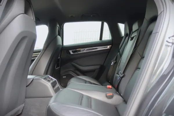 Porsche Panamera Sport Turismo 4 E-Hybrid 44