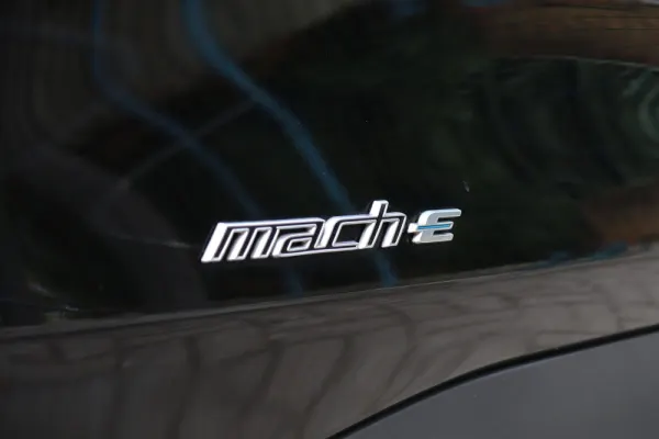 Ford Mustang Mach-E 75.7 kWh Base 18