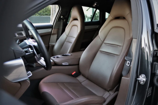 Porsche Panamera 4 E-Hybrid 12