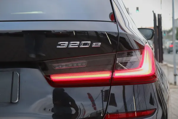 BMW 320 e Touring Pack M Auto 11