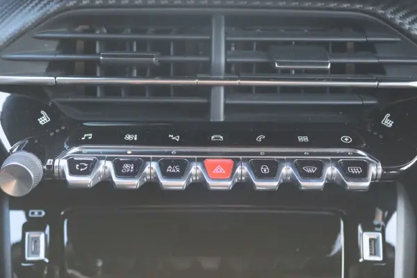 Peugeot e-2008 50 kWh GT 28