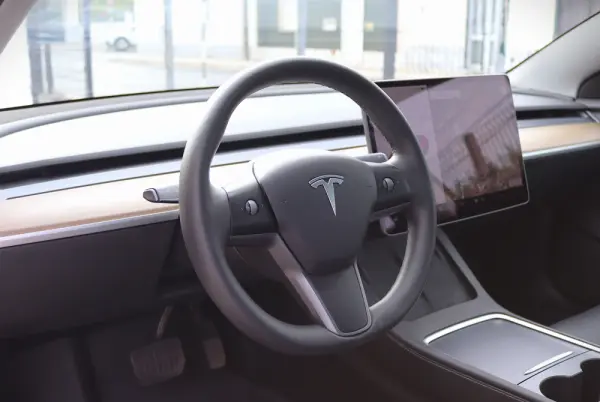 Tesla Model 3 Standard Range Plus RWD 18