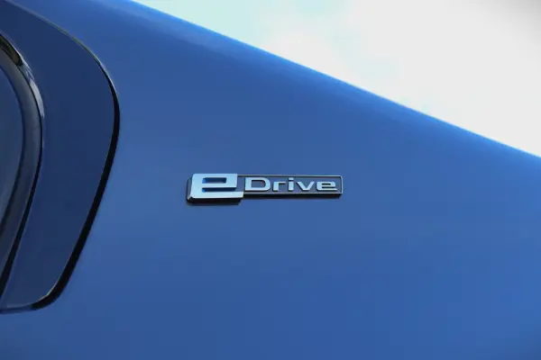 BMW 330 e iPerformance Pack M 16