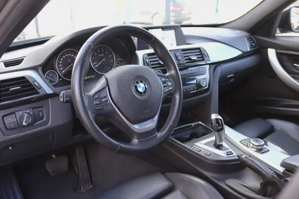 BMW 330 e iPerformance Pack M 17