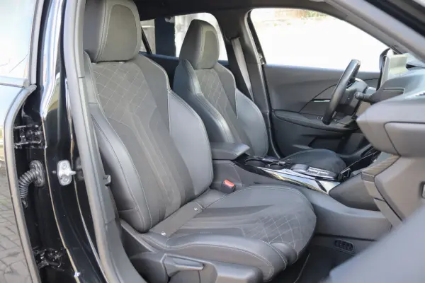 Peugeot e-2008 50 kWh GT 20