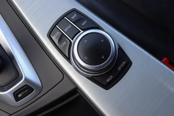 BMW 330 e iPerformance Pack M 6