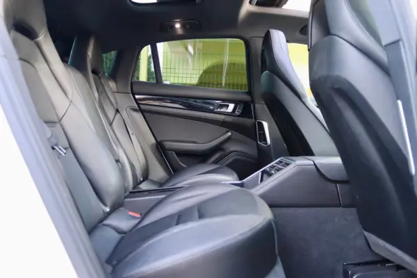 Porsche Panamera 4 E-Hybrid 36