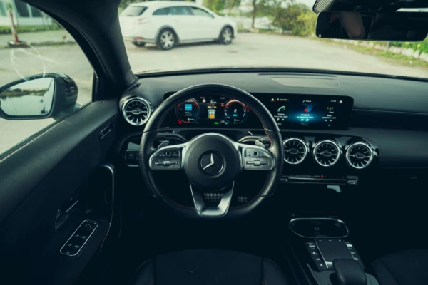 Mercedes-Benz A 250 Limousine e AMG Line 16