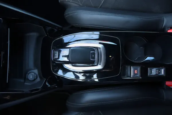 Peugeot 2008 1.2 PureTech GT EAT8 27