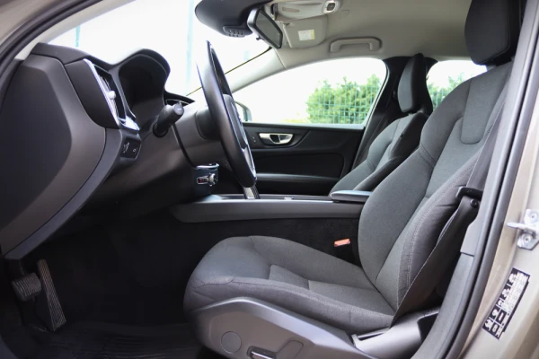 Volvo V60 B4 Momentum 16